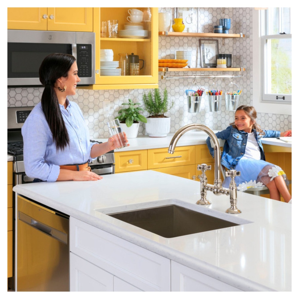 GE-JVM6175YKFS-Bright Kitchen Moments: Mother and Daughter